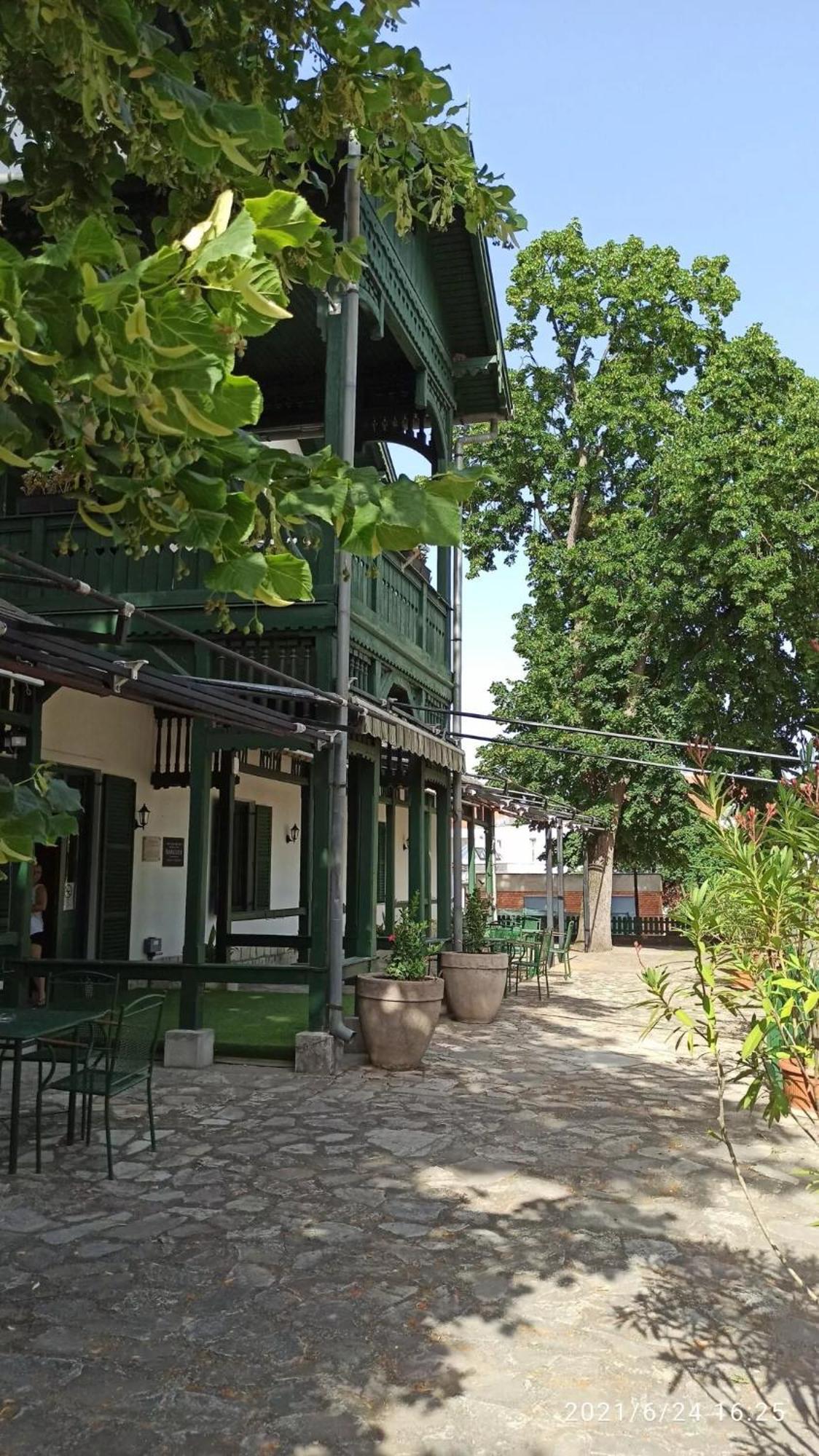 Svajci Lak Panzio Bed & Breakfast Nyiregyhaza Exterior photo