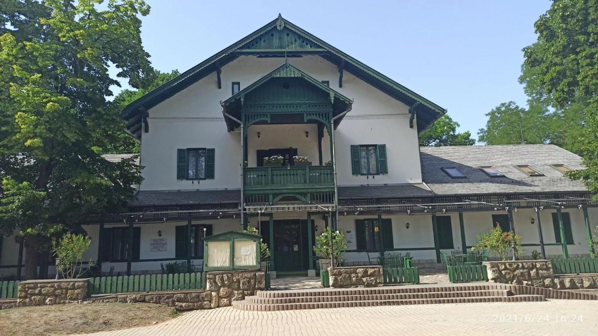 Svajci Lak Panzio Bed & Breakfast Nyiregyhaza Exterior photo